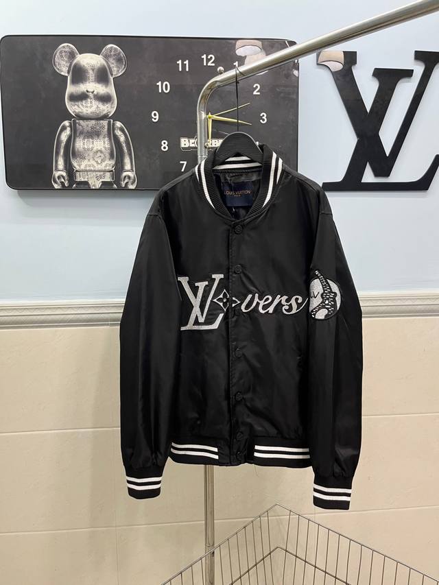 款号219 Louis Vuitton 路易威登菲董联名款烫钻绣花棒球服夹克外套 多明星网红爆款百搭款 精密万针绣花不漏针全方位1.1还原所见即所得 面料防风防