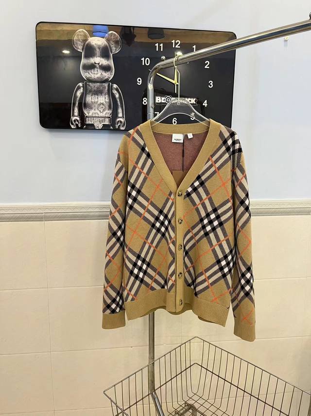 Bbr巴宝莉经典格纹V领针织羊毛开衫外套 采用羊毛混纺材质 穿搭时髦感十足 上身显瘦又百搭闭眼入 基础简单好搭配 属于经典耐看的款式 常规版型 男女同款 尺码：