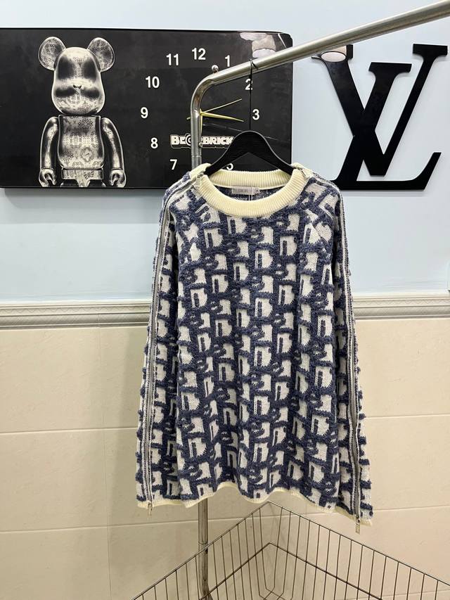 款号216 Dior 迪奥 周杰伦同款提花毛衣 双面提花拉链针织，采用白色绵羊毛混纺面料。罗纹圆领双拉链开合设计，整件织法采用进口机器，侧面拉链采用人工手缝，百