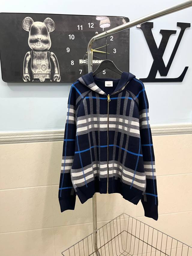 款号215 Burberry巴宝莉经典格纹双面穿羊绒针织长袖连帽外套 官网秋冬新款 经典格纹战马提花 双面穿高级风格设计 面料柔软款特别高级感的一款 超级百搭一