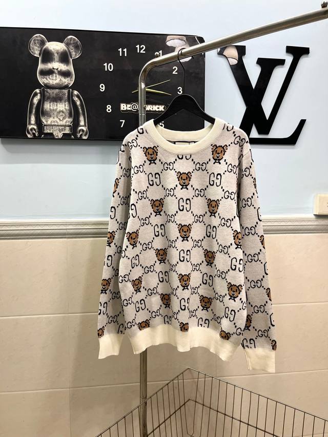 款号214 Gucci秋冬款 经典针织圆领毛衣 定位立体勾绣字母工艺 毛料触感非常舒服，柔软丝滑 工艺繁琐的里外不同双沙线颜色 原版开模一比一还原辅料齐全高版本