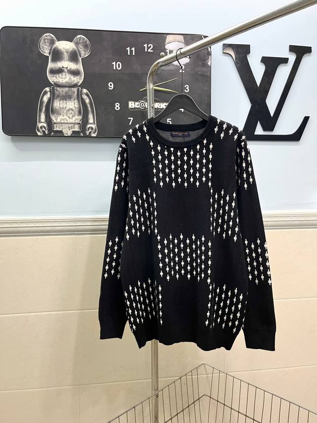款号213 Louis Vuitton秋冬新款 高端的工艺设计圆领毛衣 重磅推出高密度针织毛衣 原版开模一比一还原 高版本可随意对比 男女同款三标齐全 颜色:白