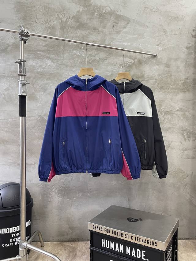 款号#S577 缪缪 Miumiu 25Fw 撞色拼接冲锋衣夹克外套男女日常通勤穿搭必备单品 正确版本 随意对比 采用亚光Longuesaison尼龙面料 面料