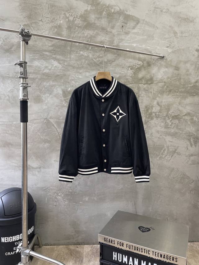 款号#S573 路易威登 Louis Vuitton 25Ss Lv 四叶草钻饰麂皮棒球服夹克 官网同步 面料采用定制进口绒面质感麂皮 内里定织高端服饰专用苏美