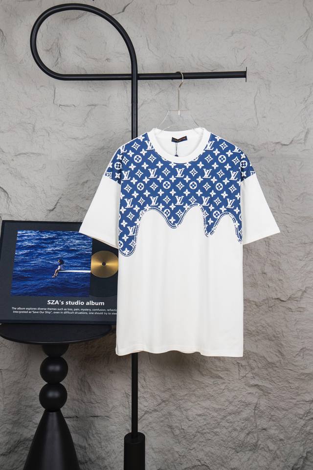 款号：M100 Louis Vuitton 路易威登Lv 2025新款经典老花满印云肩拼接短袖圆领T恤 面料采用320G 100%纯棉双纱面料 同缸定染特种加粗