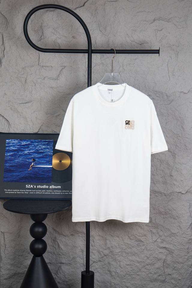 款号：M176 罗意威L0Ewe经典款极简纯色Logo刺绣圆领短袖T恤 采用300克双股双纱百分百棉手感舒适柔软 领口螺纹定染加厚 久穿不变形 三标齐全 专业大