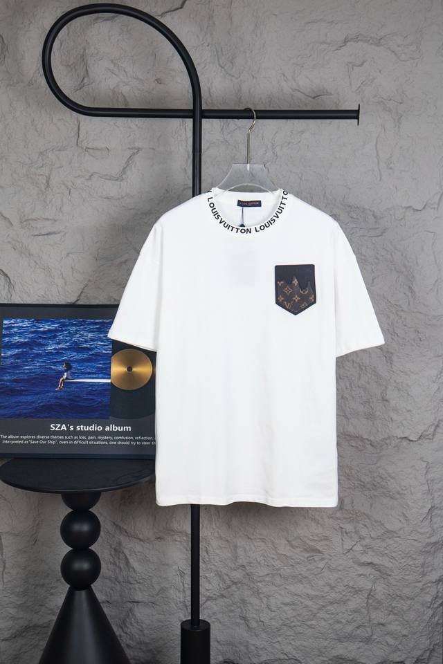 款号：M175 Louis Vuitton 路易威登Lv 2025夏季新款皮标贴袋领口经典字母刺绣短袖圆领T恤 面料采用320G 100%纯棉双纱面料 同缸定染