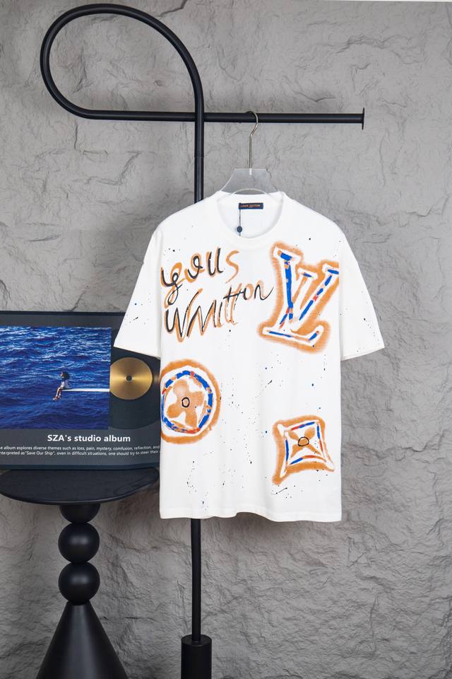 款号：M174 Louis Vuitton 路易威登Lv 2025夏季新款多巴胺彩色涂鸦Logo印花短袖圆领T恤 面料采用320G 100%纯棉双纱面料 同缸定
