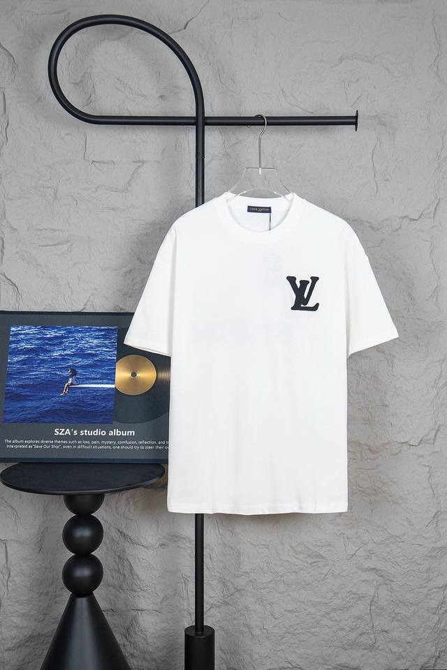 款号：M165 Louis Vuitton 路易威登Lv 25Ss新款经典老花字母Logo贴布绣圆领短袖T恤 -面料采用320G 100%纯棉双纱面料 同缸定染