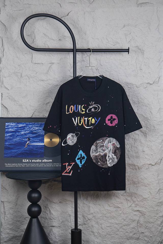 款号：M162 Louis Vuitton 路易威登Lv 2025新款宇宙涂鸦油漆泼墨印花短袖圆领T恤 面料采用320G 100%纯棉双纱面料 同缸定染特种加粗