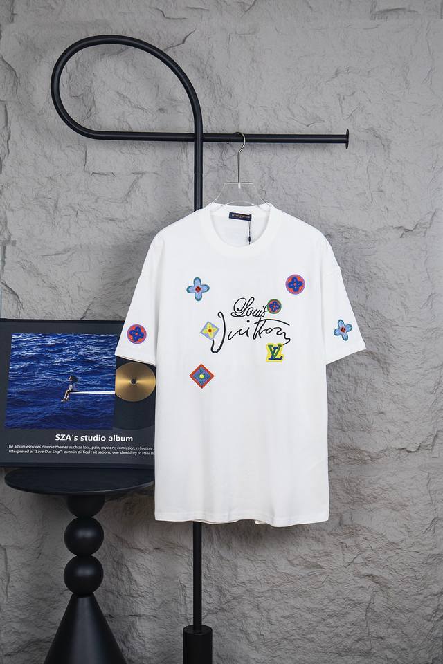 款号：M160 Louis Vuitton 路易威登Lv 2025新款多巴胺彩色老花Logo刺绣短袖圆领T恤 面料采用320G 100%纯棉双纱面料 同缸定染特