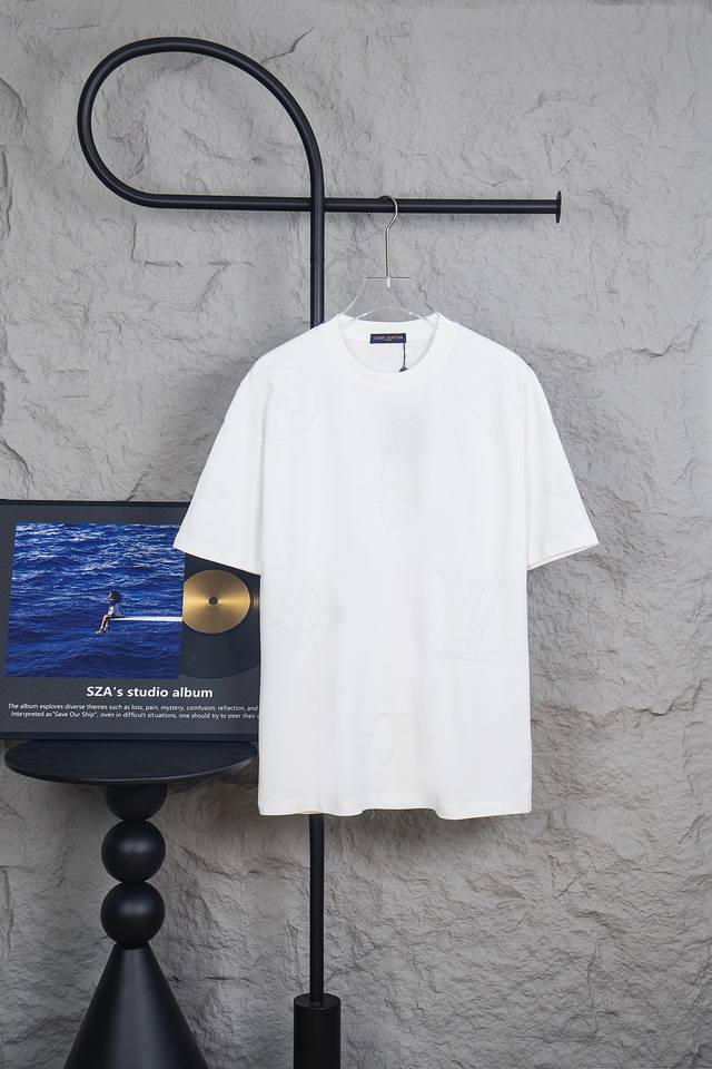 款号：M159 Louis Vuitton 路易威登Lv 2025新款经典老花植绒印花短袖圆领T恤 面料采用320G 100%纯棉双纱面料 同缸定染特种加粗32