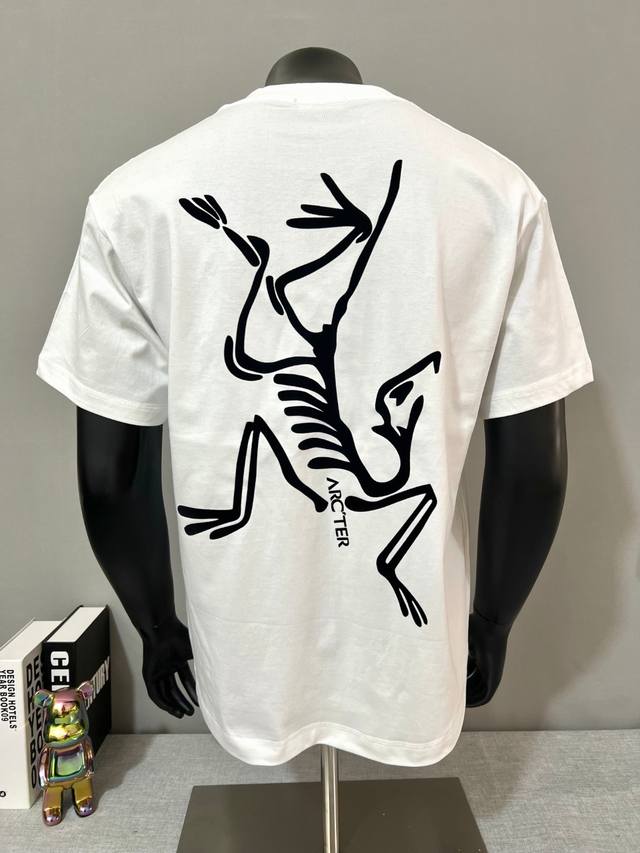 始祖鸟Arc'teryx 25Ss新款，巨骨鸟超大Logo设计；后背植绒印花超大骨鸟Logo设计，前胸植绒小鸟标识；240G双纱100%纯棉面料，进口机织线螺纹