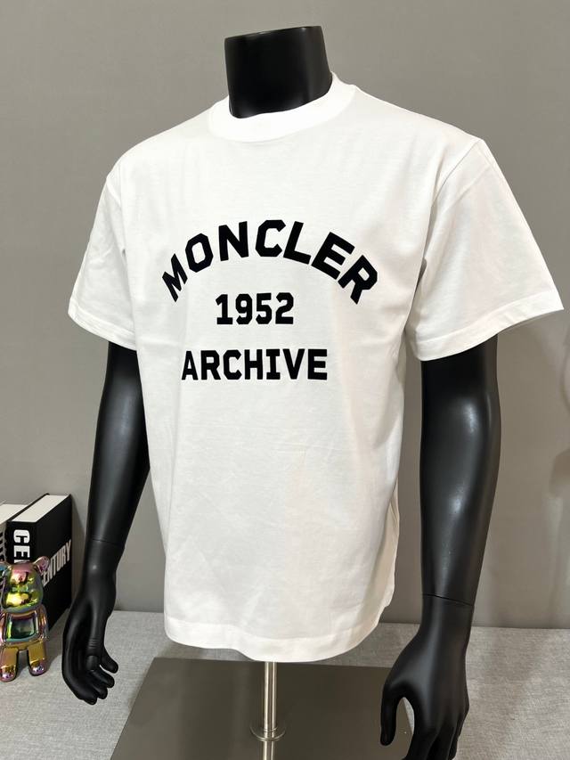 蒙口Moncler上新，官&得同步植绒印花1952纪念款卫衣短袖同步，细节对官对版，选用240G双纱100%纯棉面料，进口机织线螺纹，领口做骨不易变形，出厂高温