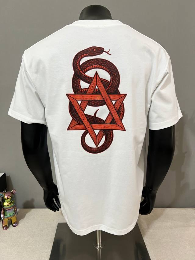 始祖鸟Arc'teryx 上新，官&得同步Fantasy不可思议 背面血芒蛇印花圆领短袖；细节对官对版，背后芒蛇纹路清晰，色彩度与原版一致， 细节官同步，选用2