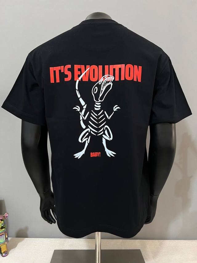 始祖鸟Arc'teryx 上新，官&得同步 龙骨拼图师琥珀户外圆领印花短袖；细节对官对版，严控标识大小，背后龙骨压花细节与原Ban一致， 细节官同步，选用240