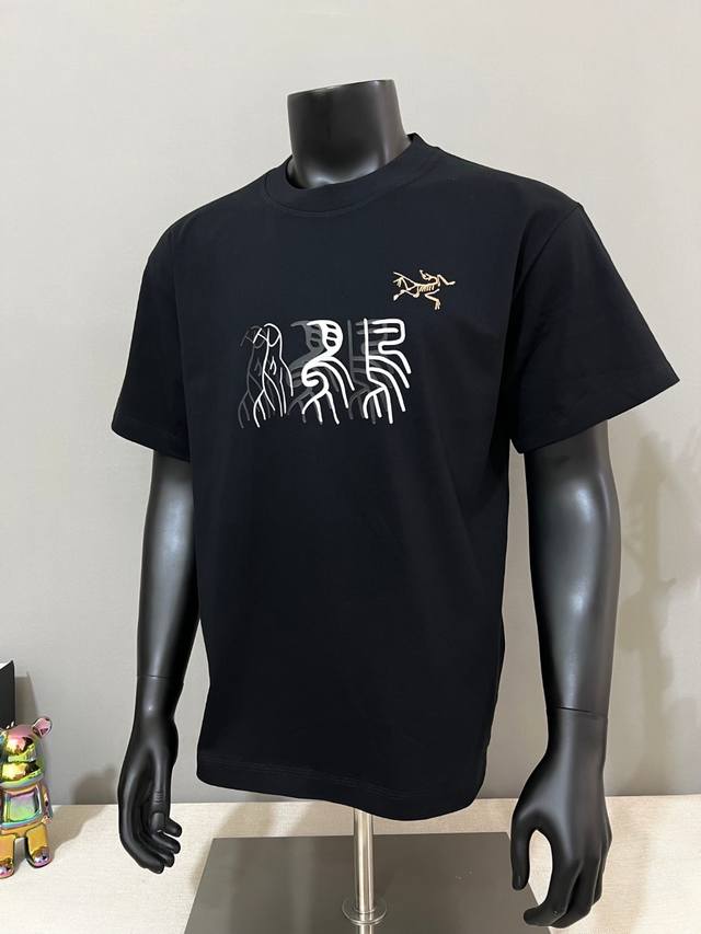 始祖鸟Arc'teryx 上新，官&得同步 文字演变飞鸟甲骨文Ggmz出逃日记背后字母Logo图案印花美式短袖 ；细节对官对版，严控标识大小 ，独特好看辨识度极
