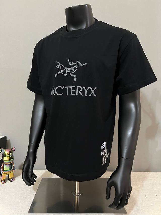 始祖鸟Arc'teryx 25Ss新款，官&得同步 定制服装 偷蛋龙的快递丁朵；印花短袖，细节对官对版，严控标识大小 ，尺寸标准，细节与官同步选用240G双纱1