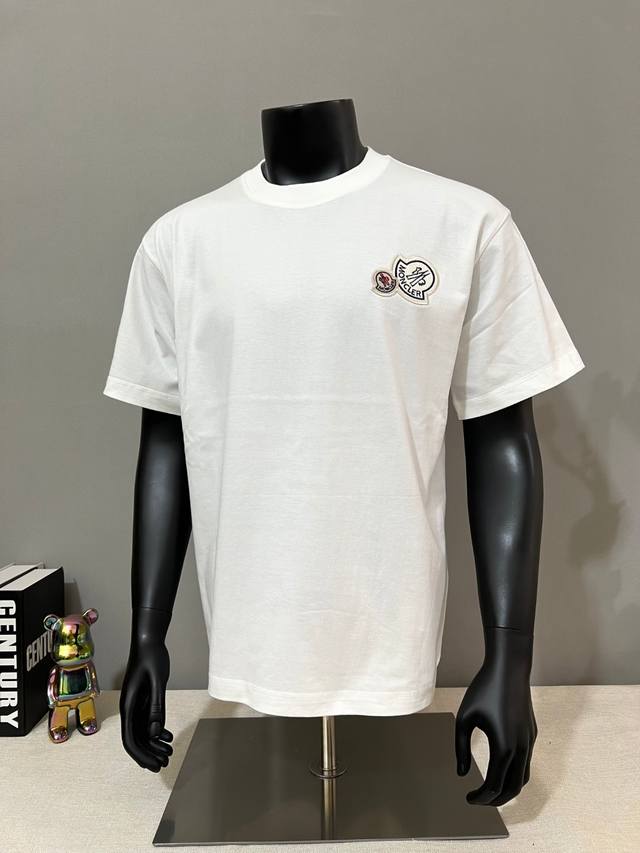 蒙口Moncler上新，官同步双标款，细节对官对版，严控标识大小 ，尺寸标准，压缝细节与官同步；选用240G双纱100%纯棉面料，进口机织线螺纹，领口做骨不易变