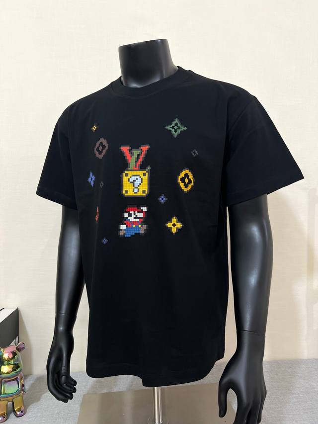 Lv新款上新，路易斯超级玛丽奥Super Mario联名款，像素印花图案，立体软胶马力欧人物胶印，十大童年回忆杀，细节到位，动漫人物立体，选用240G双纱100