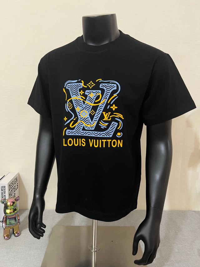 Louis Vuitton 路易威登Lv 25Ss新款塑胶印花短袖T恤，Logo立体，图案清爽，时尚感拉满，面料采用240G64支双纱纯棉面料；柔软透气，300