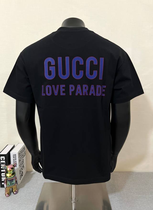 Gucci 古驰 25Ss 官网同步；简单款背后字母，字母翻译：假期旅行出游，很适合当下爱旅行的你，惬意舒心的心态；面料甄选240G 64支双纱纯棉 面料柔软不