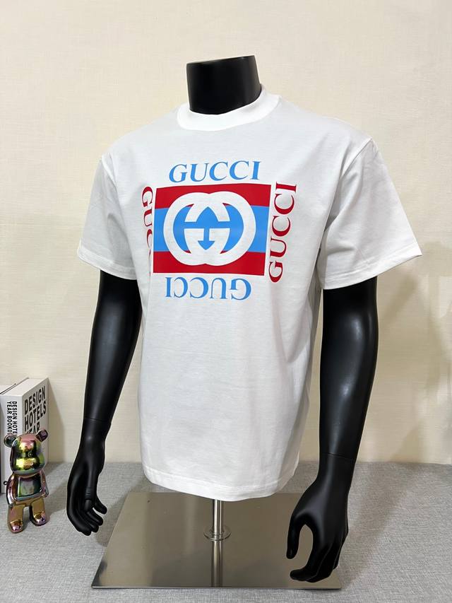 Gucci 古驰 25Ss官网同步；圆领印花纯棉T恤；甄选240G 64支高密度双纱纯棉；高密度螺纹 领口包边包条，不易变形，纯棉面料透气垂感好，成衣高温过水处