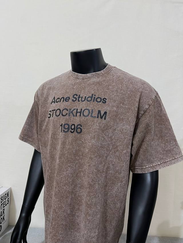 Acne Studios 艾克妮 顶级版本 官网同步2025Ss水洗做旧短袖，3色，面料选用64支240G双纱面料100%纯棉品质，版型宽松质感柔软，水洗效果很