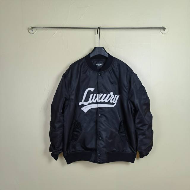 30 Blcg 25Fall Luxury系列新品拼皮刺绣飞行员夹克棉衣棒球服外套 颜色：黑色 码数：1-2-3