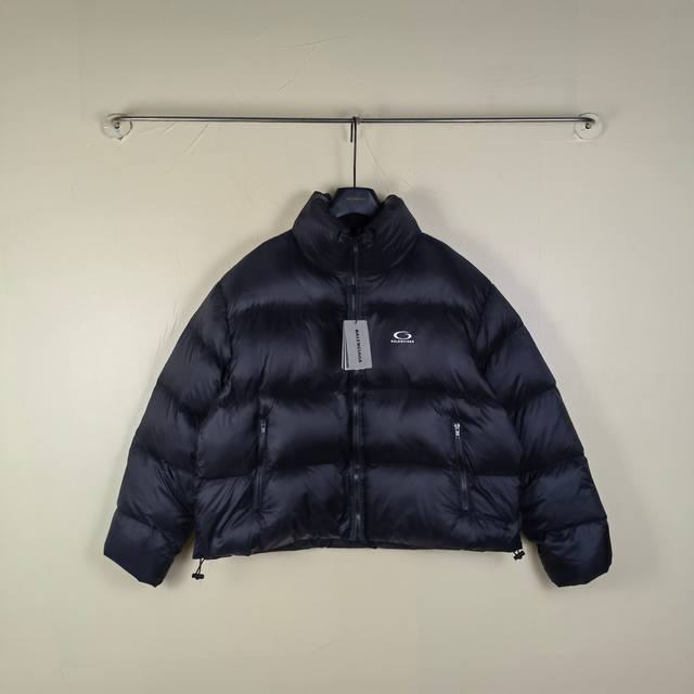 30 Blcg Standard Puffer In Black.25Fw 秋冬新款回旋镖Logo刺绣短款面包夹克羽绒服外套 颜色：黑色 尺码：1-2-3