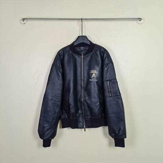 30 Blcg × Lamborghini Fall25 巴黎X兰博基尼联名系列徽章盾牌Incognito Bomber 飞行夹克棉衣外套，该系列的亮点之一是全