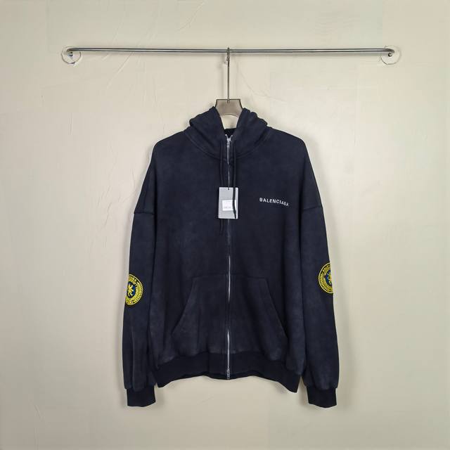 Blcg × 曼联 Uniform Merch Oversized 2025 联名合作款徽章刺绣绣花洗水炒色拉链连帽卫衣外套 颜色：洗水黑 尺码：1-2-3-4