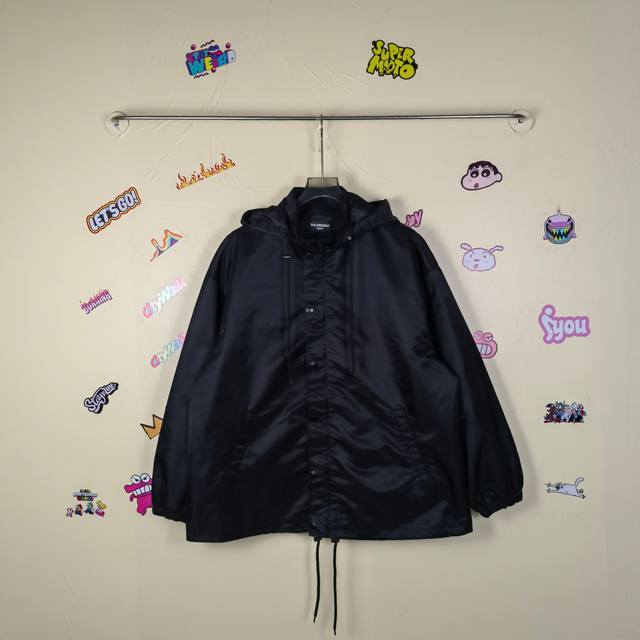 20让利 Blcg. 2025新款红色胶带直喷印花冲锋衣风衣夹克外套 #定制五金Logo纽扣 #可收缩帽子 #聚酯纤维梭织面料 颜色：黑色 尺码：1-2-3