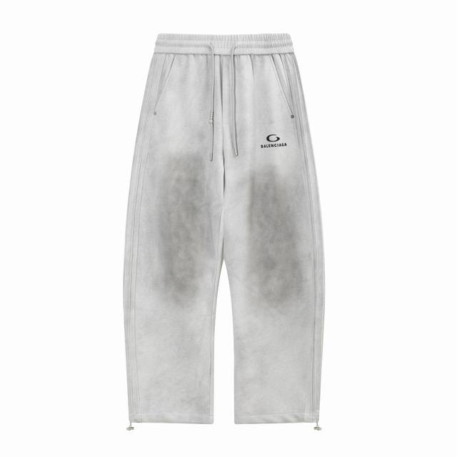 高品质 Balenciga巴黎世家新款休闲弯刀裤 面料硬挺的同时又做到了上身柔软而不失质感的效果 手感非常舒服 洗水工艺更是做到了极致 腰头橡筋设计穿脱自如 下