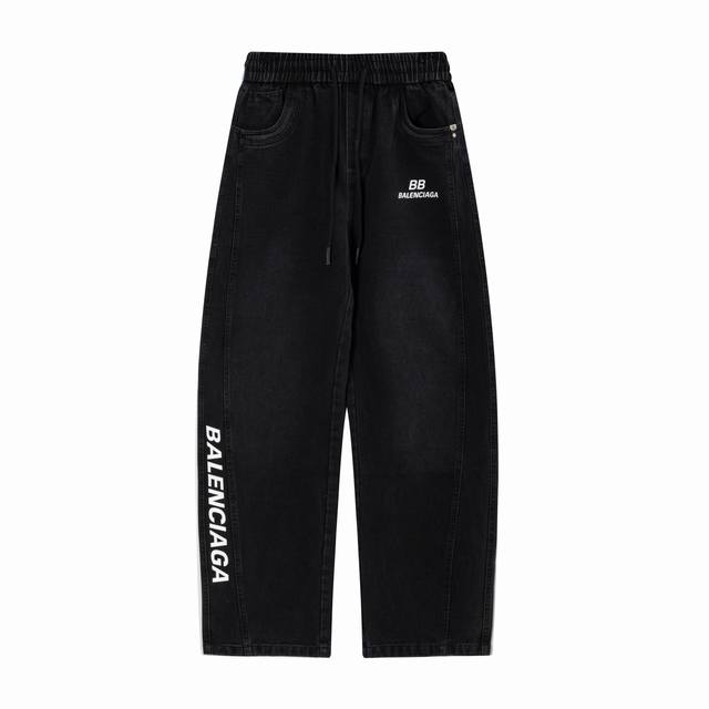高品质 Balenciga巴黎世家 新款牛仔布弯刀裤 面料硬挺的同时又做到了上身柔软而不失质感的效果 手感非常舒服 洗水工艺更是做到了极致 搭配起来轻松随意 时