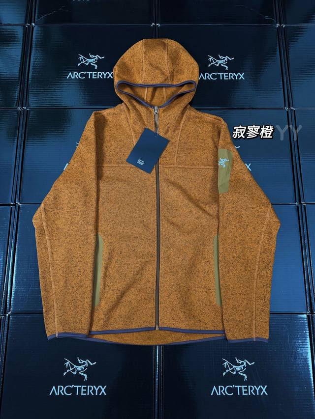 款号S01 刺绣款 始祖鸟Covert六色抓绒连帽外套 -面料：采用原版羊毛混纺面料，上身触感柔软细腻，不易起球。 -辅料：原版拆解开发，一比一定制的小标，领标