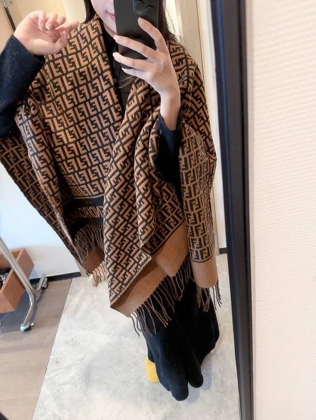 款号J39 礼盒15 新款Fendi限量款斗篷披肩重磅纯羊绒打造！此款Ff披风是Fendi芬迪秋冬限量新款！售价10W＋，芬迪的斗篷设计非常显腿长 可以用为披风