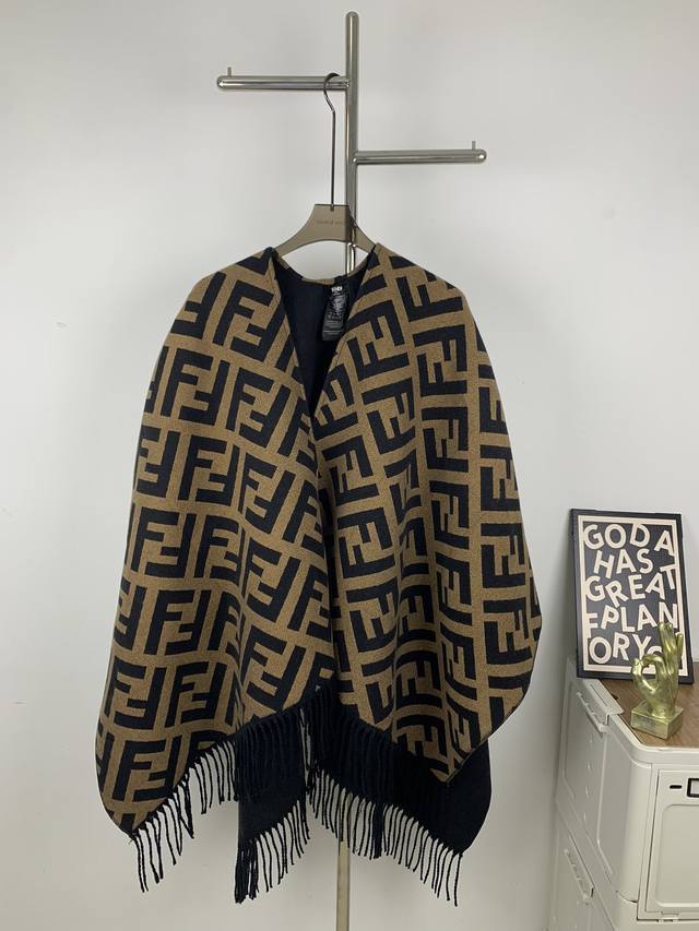 款号J31 新款芬迪Fendi重磅最新经典Ff字母元素双面老花斗篷 盒子损坏扣除30元 可不要盒子 请备注 大极品，专柜15500大洋，也是刚上架的好玩意儿正儿