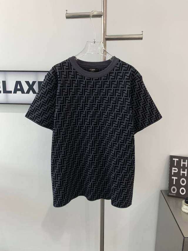 款号G656 新款芬迪Fendi满印提花老花满印针织T恤半袖男女同款短袖 定制提花针织面料，工艺精致，立体奢华，惯用鲜明的个性元素让成衣魅力十足，品牌定制从来不
