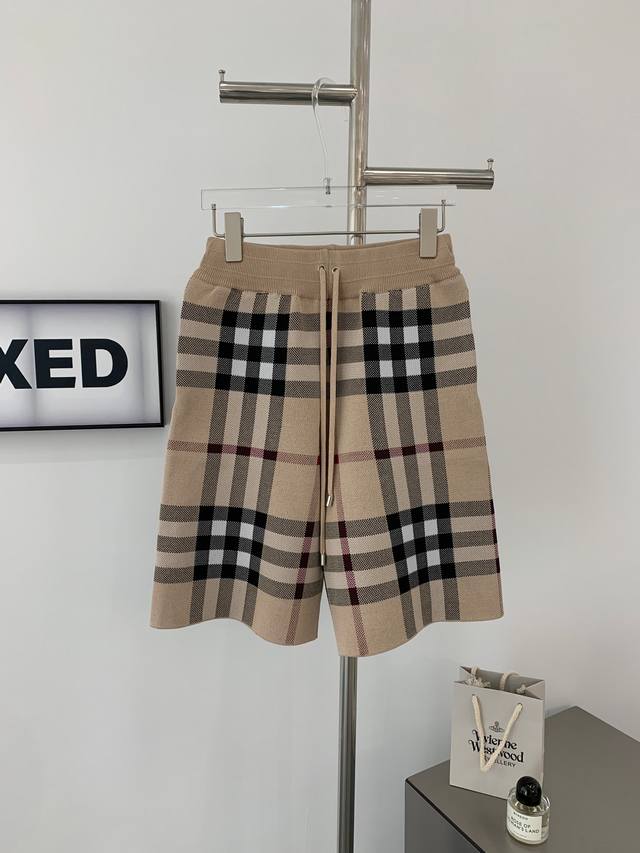 款号G625 新款Burberry巴宝莉经典格纹针织短裤男女款 超级大热门，时尚单品！！众多明星 网红同款！！ 定制高克重针织面料腰部松紧腰带抽绳， 面料蓬松透