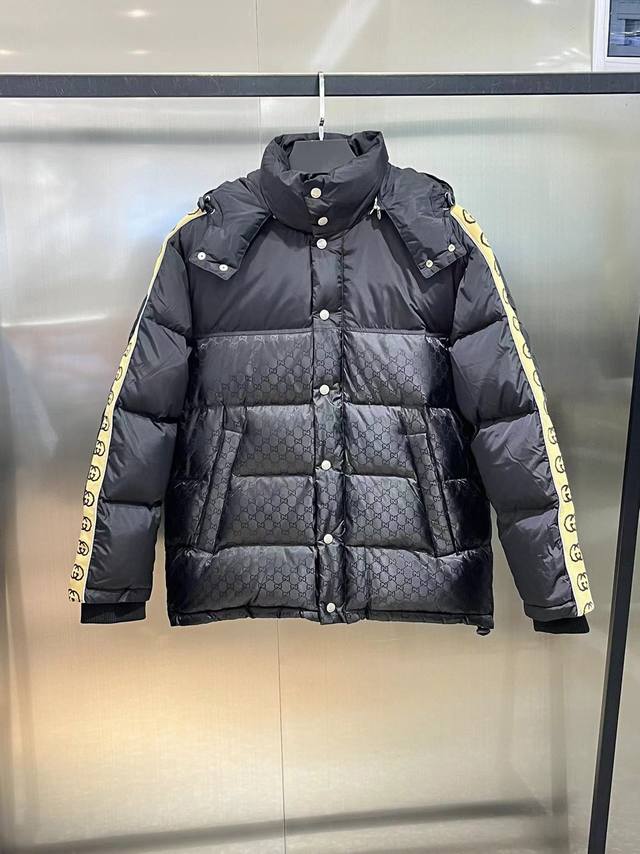 经典款 Gucci 古驰 羽绒服时尚双G撞色拼接织带羽绒服 双G满Logo连帽羽绒服 这款拉链羽绒服是焕新推出的配饰和成衣系列中的一款 再生尼龙由可回收利用的缝