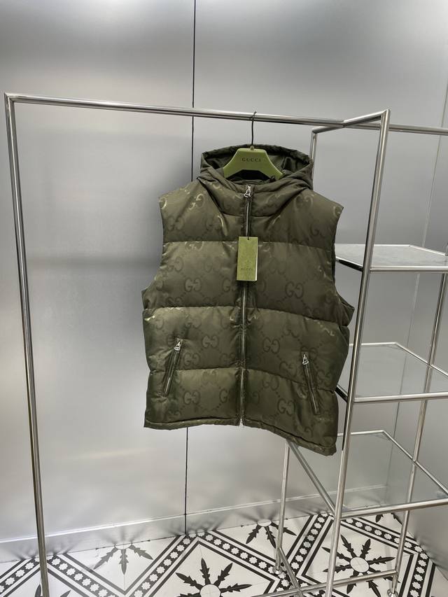 高版本 *25秋冬新品超级双G帆布羽绒马甲，黑色超级双G尼龙帆布充绒国标90绒，这款超级双G图案以有别于以往的夸张手法呈现经典双G字母交织图案，生动演绎羽绒加衬