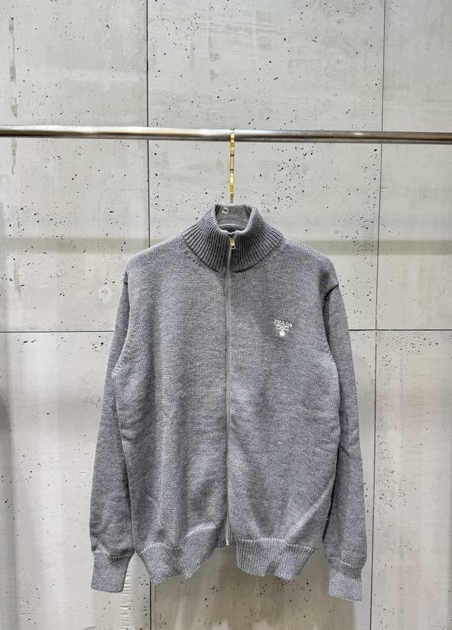 Prada普拉达 刺绣胸标拉链毛衣 原22,300购入，定织定染百分百羊绒面料，贴身柔软丝滑亲肤，没有羊毛扎肤感。德国16针斯托尔机器两种针法混合织成，高密度织