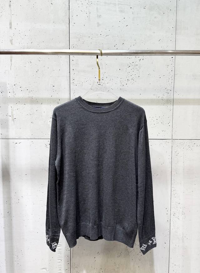 Lv驴牌 提花针织字母毛衣 工艺说明：面料采用柔软山羊绒，渲染潮流色调，袖口呈现 Lv 字母和 Monogram 花卉提花、罗纹衣领、袖口及下摆，整体走线平直细