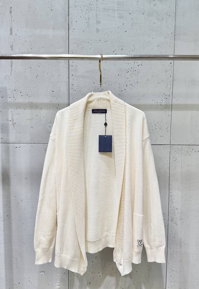 Lv驴牌 字母徽标V领披肩长袖开衫 采用羊毛混纺精织毛料，日本进口 岛精 7针织机制作，手缝徽标，毛料酵洗。 建议手洗 本产品为毛料织造而成不易机洗 码数：Sm