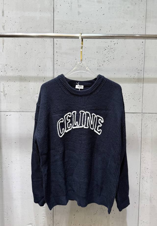 Celine赛琳 镂空刺绣圆领毛衣 原11,500购入，面料采用百分百纯羊毛纱线定织，上身舒适柔软，克重700克。采用进口斯托尔织造，纹理清晰，正7针双元宝针法
