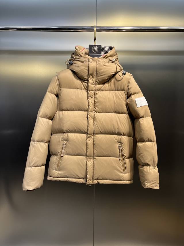 Burberry 可拆式衣袖连帽羽绒服 复古格纹内衬的高领与连帽 可拆袖变马甲造型 上身效果超级棒 舒适保暖 超级实用按扣与隐藏式双向拉链开襟 抽绳式连帽与衣摆