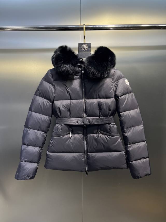 蒙口 Boed系列 秋冬新款蒙口连帽配腰带毛领收腰款羽绒服，修身剪裁凸显这款羽绒的气质 毫无蓬松臃肿感更显，轻盈利落 这样的好货来之不易，每一个细节都值得你花上