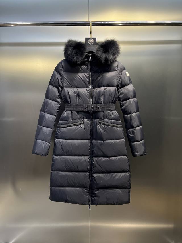Moncler25秋冬新款 大毛领长款连帽羽绒服 羽绒服中的经典爆款 冬季必备 定制的可拆卸大毛领 连帽长款羽绒服 上身不会很臃肿 搭配腰带收腰设计 很经典帅气