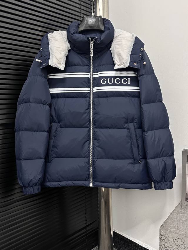 Gucci 古驰秋冬新款羽绒服 原版订制五金配件全进口原版定制 欢迎对比 绝对的高品质 采用顶级90白鸭绒 超柔软 充羽量蓬松饱满 超级重工 面料做工杠杠的版型